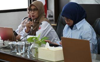 Anggota Bawaslu Any Sulistyowati (kiri) dalam rapat refleksi dan evaluasi penanganan pelanggaran pemilu di Kantor Bawaslu Cilacap, Rabu (12/08/2026)/foto: Humas Bawaslu Cilacap