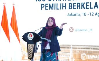 Anggota Bawaslu Lolly Suhenty saat memaparkan materinya pada Penyusunan Kerangka Pemetaan Kerawanan Isu Strategis Pemutakhiran Data Pemilih Berkelanjutan (PDPB) di Jakarta. Senin (10/8/2026) malam.