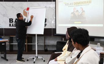 kelas demokrasi8